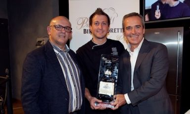 Chi succederà a Christian Milone (nella foto premiato da Claudio Sadler e Alfredo Pratolongo) sul podio più alto del Premio Birra Moretti Grand Cru 2013? Uno tra Antonio Borruso, Luca Caviola, Matteo Chiaudrero, Federico Delmonte, Francesco Di Lorenzo, Francesco Ferrari, Massimo Larosa, Giovanni Lorusso, Simone Nebbia e Luigi Salomone. La risposta il 18 novembre