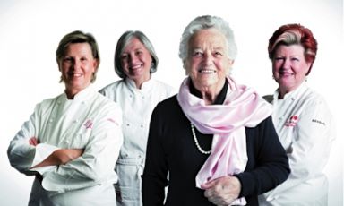 In occasione della presentazione, nel 2010 a Milano, della prima Cuvée Annamaria Clementi in versione rosé, il titolare della Ca’ del Bosco in Franciacorta, Maurizio Zanella, riunì le tre donne-chef illuminate in Italia dalle tre stelle Michelin. Da sinistra verso destra: Luisa Valazza del Sorriso a Soriso (Novara), Nadia Santini del ristorante Dal Pescatore a Canneto sull’Oglio (Mantova), Annamaria Clementi, madre di Maurizio, in nero con sciarpa rosa, e Annie Feolde dell’Enoteca Pinchiorri a Firenze