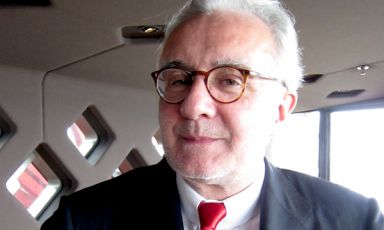 Alain Ducasse, 56 anni a settembre, chef pluri-stellato, è a capo di un gruppo che conta oltre venti insegne. In quella sulla Torre Eiffel, dedicata a Jules Verne, ha ospitato lunedì 21 maggio un pranzo nel segno della migliore cucina cinese. Il francese sarà tra i protagonisti di Identità New York dal 12 al 14 ottobre prossimi