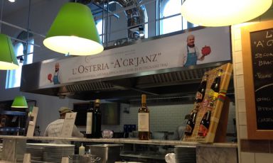 Il banco del ristorante delle osterie a Eataly Bari alla Fiera del Levante. Da dicebre, ogni mese cambiarà oste, osteria e menù. Primo a debuttare il mondo di Stefano e Valentina D'Onghia di A'Cr'Janz a Putignano in provincia di Bari, telefono +39.080.4055745, città famosa per il suo carnevale e una maschera tipica, chiamata Farinella, che prende il nome dallo sfarinato di ceci e orzo tostati tipica della sua cucina