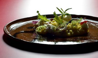 Lenticchie urid risottate e mantecate col burro di ananacardi, piatto firmato da Simone Salvini e Luca Motta, un primo con le propriet&agrave; di un secondo (foto Emanuele De Marco)