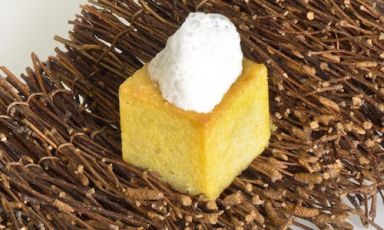Il Cubo di pasta frolla senza glutine ripieno di cioccolati fondenti di Simone Salvini e Pietro Leemann, goloso esempio di pasticceria vegana (foto Emanuele De Marco)