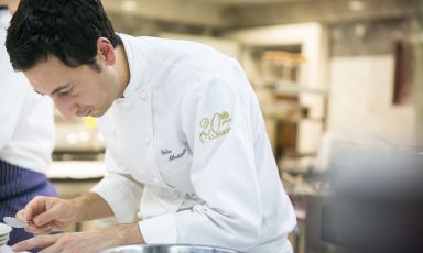 Fabio Abbattista, 37 from Apulia, with a long experience next to Heinz Beck, Alain Ducasse and Michel Roux. He’s the new-face of Leone Felice, the new restaurant of the Albereta in Erbusco (Brescia), which ended the twenty-year parenthesis with Gualtiero Marchesi. Tel. +39.030.7762603, closed on Sunday and Monday