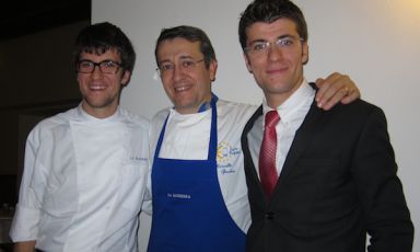 Gli Spadone padre e figli, da sinistra verso destra: Mattia, il gemello cuoco, Marcello, il padre chef, e Alessio, il gemello somellier alla Bandiera, il ristorante di famiglia a Civitella Casanova alle spalle di Pescara, telefono +39.085.845219. Una curiosità: in tre sommano poco più di novanta anni