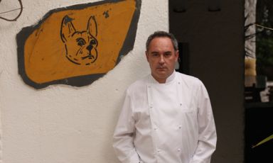 Uno dei più celebri ritratti di un giovane Ferran Adrià, uno scatto del fotografo Francesc Guillamet allo chef che ha segnato gli ultimi vent'anni della ristrorazione mondiale, rivoluzionata anno dopo anno. Sulla parete del ristorante di Cala Montjoi il disegno della faccia di un bulldog, da cui l'insegna el Bulli. Adrià è nato a L'Hospitalet de Llobregat il 14 maggio 1962, l'anno prossimo compirà cinquant'anni.