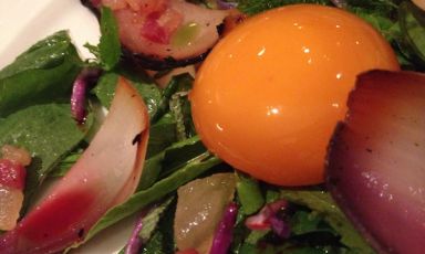 L'Uovo marinato in insalata di Salvatore Tassa, chef e patron delle Colline Ciociare a Acuto in provincia di Frosinone