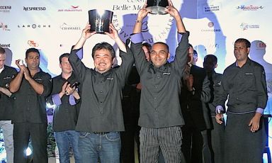 Dammika Sarath, a destra nella foto, e Masashi Ijichi alzano al cielo sorridenti le coppe appena ricevute. Dammika, abbinato alla viglia del Festival Bernard Loiseau a Mauritius a uno chef stellato giapponese che da tempo vive in Francia, ha vinto la nona edizione di un trofeo che ha lo scopo di esaltare la bravura e le conoscenze dei cuochi isolani, Maldive, Mauritius o Seychelles, in forza negli hotel e nei resort del gruppo Constance
