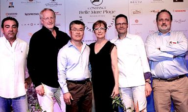 Foto ricordo, martedì 1 aprile, per la giuria della nona edizione del Festival Bernard Loiseau a Mauritius. Da sinistra verso destra: Juan Amador Perez, spagnolo, chef tristellato del ristorante Amador a Mannhein in Germania; Eyvind Hellstrom, norvegese, presidente del Bocuse d'Or Europa; Bob Miao, cinese, ex responsabile della Michelin in Cina, ora scrive di vino; Dominique Loiseau, presidente della competizione da sempre, guida il gruppo Loiseau (quotato in borsa) dalla scomparsa nel 2003 del marito Bernard Loiseau; Patrick Bertron, chef tristellato del Relais Bernard Loiseau in Borgogna; infine Paolo Marchi, ideatore e curatore di Identità Golose