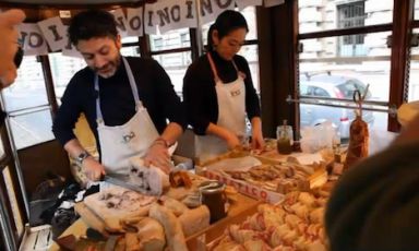 Alessandro Frassica, patron di 'Ino in via dei Georgofili a Firenze, su un tram milanese, un palcoscenico originale per presentare il suo libro Pan'Ino, Guido Tommasi editore. Prossima puntata del roadshow: 6 dicembre, ore 18 da Riccardo Barthel a Firenze