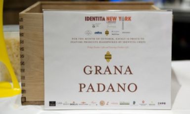 Giovedì 9 ottobre scatta a Eataly la quinta edizione di Identità New York. Grana Padano, sponsor dalla prima edizione, debutta quest'anno con Denny Imbroisi, giovane testimonial del Progetto Taglio Sartoriale Worldwide, selezionato a Identità Milano 2014