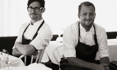 Un ritratto, scaricato dal sito del Gastrologik Restaurant di Stoccolma, dei due chefs nonché titolari di un locale che si distingue dall'offerta della capitale svedese perché non esiste una carta nella quale scegliere: a sinistra, occhiali e capelli neri, Anton Bjuhr, e a destra il biondo Jacob Holmström. Di quest'ultimo l'ostrica che è tanto piaciuta durante una delle cene di gala dell'ultima edizione a Maurtius del Festival Bernard Loiseau