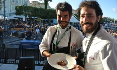 L'Italia al Girotonno 2013 a Carloforte sull'isola sarda di San Pietro: a sinistra Roberto Flore da Seneghe, una piccola comunit&agrave; sul Montiferru dove guida un albergo diffuso, l&rsquo;Antica Dimora del Gruccione, e il legame con i beni del territorio &egrave; forte e sincero, e Pierluigi Fais, chef del ristorante Il Duomo di Oristano. I due sardi (e quindi non carlofortini) hanno evocato il viaggio da loro compiuti per giungere dal Montiferru a Carloforte (il piatto, non a caso, si chiama proprio Dal Montiferru a Carloforte, da un&rsquo;isola a un&rsquo;altra isola) raccogliendo il meglio coltivato negli orti e sugli alberi, zucchine, carote, sedano verde, finocchietto selvatico (i gambi), ciliegie di Bonarcado, arance di Milis, fragole di Arborea, miele di Cisto del Grighine, timo, cipollotto&hellip; una splendida e freschissima macedonia sulla quale adagiare la ventresca. Due cuochi preparati, decisi, intelligenti.