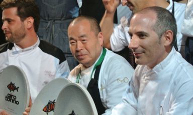 Il Girotonno 2013 a Carloforte sull&rsquo;isola di San Pietro, dirimpetto alla costa sud-ovest della Sardegna, ha sorriso a questi tre chef, da sinistra verso destra: Emiliano Lopez (Argentina), suo il premio della giuria tecnica per la miglior presentazione con il Tonno Asado; Haruo Ichikawa, primo assoluto con To.Ka.Mi, il viaggio del tonno da Tokyo a Carloforte passando per Milano dove ora vive e lavora. Nella scia del Giappone seconda Spagna e terza Argentina, una Spagna che con Jos&eacute; Luis Mar&igrave;n Marug&agrave;n, ultimo a destra, ha prevalso su Argentina e Francia a livello di giuria popolare. Una grande tre giorni di gioia, cultura, amicizia e competizione nel segno del Tonno Rosso