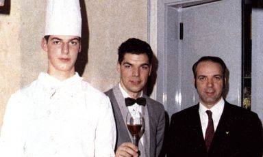 Gli Alajmo, padre e figli, in una foto che risale ormai a tutta un'altra epoca, a fine anni Ottanta, quando Massimiliano, a sinistra in divisa da cuoco con il tocco in testa, si avvicinava alla maggiore età e Raffaele, il fratello maggiore, si era messo in scia al padre Erminio, un formidabile uomo di sala, ancora di esempio oggi