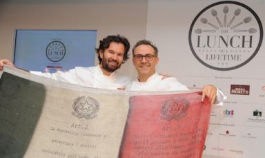 L'ITALIA S'E' DESTA. Carlo Cracco del ristorante Cracco di Milano e Massimo Bottura dell'Osteria Francescana di Modena stringono la bandiera italiana al Georgian, quarto piano di Harrods, teatro dell'edizione 2013 di Identità London, uno splendido pranzo concertato assieme a Gennaro Esposito, Enrico e Roberto Cerea, Davide Scabin, Luciano Monosilio (foto e fotogallery a cura di Eamonn McCormack)