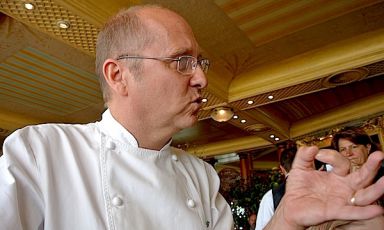 Heinz Beck, classe 1963, tedesco di Fiedrichshafen sul lago di Costanza, ha legato il suo nome alla Pergola, il ristorante dorato dell’hotel Rome Cavalieri sulla collina di Monte Mario. Vi entrò il 1° agosto 1994 arrivando da Berlino e il 1° maggio presenterà in carta il menù speciale che celebrerà i primi vent’anni alla guida di un luogo di assoluto piacere. Il suo primo servizio data 4 novembre 1994, in anticipo rispetto a quando fissato in estate