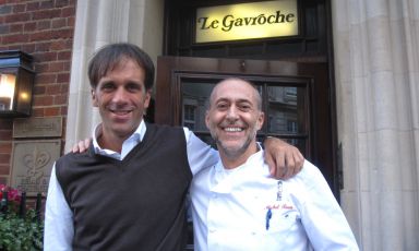 17 ottobre 2011, Davide Oldani con Michel Roux junior, chef del Le Gavroche a Londra, +44.(0)20.74080881. Il cuoco di Cornaredo trascorse nell'insegna di Mayfair un fondamentale biennio 1989/90, quando al comando c'era Albert, papà di Michel e monumento dell'haute cuisine franco-londinese (foto Zanatta)