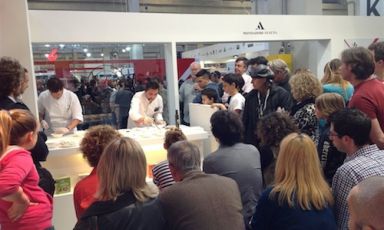 Enrico Zanirato, chef del Tajut di San Mauro Torinese, impiatta 20 Sushi di pasta alla mugnaia nello stand di Mondadori, al Salone del Libro di Torino. Con lui sono intervenuti a cucinare Christian Milone della Gastronavicella di Pinerolo e Chiara Patracchini della Credenza di San Maurizio Canavese. Tre brillanti giovani cuochi per suggellare una nuova partnership: la Guida ai Ristoranti d'Italia, Europa e Mondo di Identità Golose, edizione 2014, sarà pubblicata e distribuita da Mondadori Electa