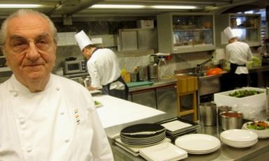 Gualtiero Marchesi nella cucina del ristorante omonimo di Erbusco in Franciacorta, Brescia, aperto nel 1992 all'interno del complesso dell'Albereta. Nato a Milano da una famiglia di ristoratori pavesi il 19 marzo 1930, il padre della nuova cucina italiana gestisce anche il Marchesino in piazza Scala a Milano, è rettore di Alma a Colorno, Scuola internazionale di cucina italiana e presiede la Fondazione Marchesi (foto Zanatta)
