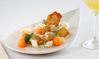 Pasta di seitan fritta con melone e salsa di sesamo bianco di Simone Salvini, cuoco vegano
