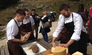 Lorenzo Cogo e Alessandro Dal Degan, rispettivamente chef del Coq di Marano Vicentino e della Tana di Asiago, alle prese con l'aperitivo del picnic a 4 mani organizzato nella baita di Erio Sopra a Mezzaselva, sopra l'altopiano di Asiago. Una splendida domenica di chiacchere e buon cibo 