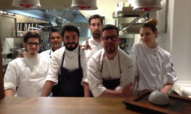 La squadra di Eugenio Jacques Christiaan Boer, 36 anni, chef dell'Essenza: da sinistra Luca Cappellari, l'aiutante Perry, Ruggero Puglisi, Damian Janczara, lo stesso Boer e Jana Danelutti