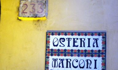 La targa dell'Antica Osteria Marconi di Potenza in Basilicata, +39.0971.569. È il regno del cuoco Francesco Rizzuti. In sala e cantina, Giuseppe Misuriello (testi e foto Marchi)