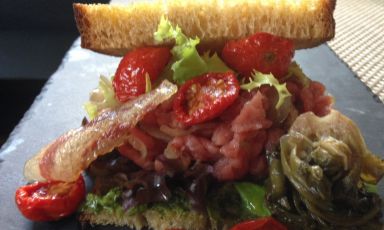 L'Hamburger al contrario di Cesare Battisti del Ratanà di Milano: "al contrario" perché la carne è cruda (tartare di fassona dell'Annunciata) e la cipolla cotta. Il pane è l'Amj di Eugenio Pol e i pomodori sono confit. Nessuno si illuda, però: l'hamburger non è in carta al Ratanà perché lo "preparo solo agli amici più cari"