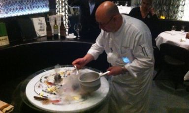 Corrado Michelazzo ends the dinner in his restaurant,10 Corso Como, with an artistic performance: fruit-based colours, fruits of the forest used for garnishing, brushes of custard cream, smudges of chocolate, drawings made with compotes