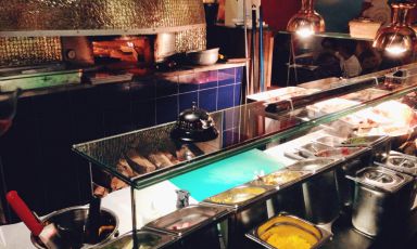The golden wood oven, inherited from the pizzeria that was previously located here, is one of the strongpoints of the new Taco & Cocktail Bar of Al Mercato (+39.02.36767328 ). Eugenio Roncoroni and Beniamino Nespor continue to bring the flavours of the best street food in the world to Milan, this time dedicating themselves to the Mexican influences they both collected during their Californian experience 