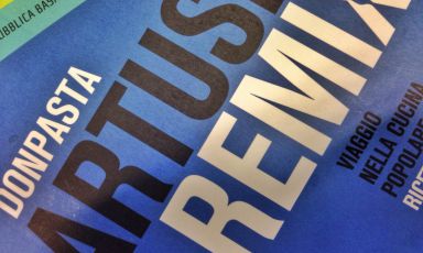 Donpasta, dj, performer, scrittore, appassionato di cucina e gastronomia, con "Artusi Remix" (edito da Mondadori, 346 pagine, 19,90€) pubblica il suo quarto libro. Questo lavoro è stato realizzato con il patrocinio di Casa Artusi ed è accompagnato dalla prefazione di Alberto Capatti, che fa parte del comitato scientifico del centro di cultura gastronomica dedicato a Pellegrino Artusi
