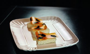 Il Biscotto di Grana Padano, sfoglia d’uovo al nero di seppia di Carlo Cracco. È una delle ricette (per eseguirla, vedi in fondo a questo stesso post) di "Taglio Sartoriale. 28 grandi chef interpretano Grano Padano", libro edito da Mondadori, uscito ieri. Il volume presenta 28 pratici esempi della versatilità di un formaggio che ogni giorno impiega il 25% del latte italiano (foto Manuela Vanni)