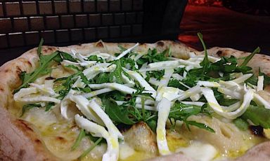 La Bufala Incavolata, l'ultima pizza firmata Franco Pepe e presentata in occasione dell'edizione 2014 delle Strade della Mozzarella dal 12 al 14 maggio a Paestum in provincia di Salerno. Pepe e la sua pizzeria, Pepe in grani, anche locanda per le suite all'ultimo piano, profumano il centro storico di Caiazzo in provincia di Caserta, una maniera intelligente di fare impresa interpretando i prodotti e le sapienze secolari del territorio