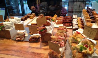 Il bancona di Lievita, la pasticceria (e molto altro ancora) aperta il 10 agosto 2012, giusto un anno fa, da Alessandro Battazza in via Emilia 18 a Riccione, telefono +39.0541.645511