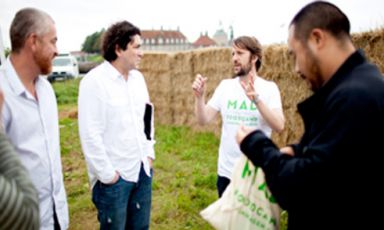 Nella foto, scattata al Simposium Mad dell'anno scorso, Renè Redzepi conversa con i colleghi Alex Atala, Gastòn Acurio e David Chang. La seconda edizione di Mad ha luogo domenica 1 e lunedì 2 luglio prossimi
