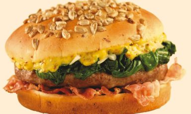 Il Vivace, il panino pensato da Gualtiero Marchesi per McDonald's. Un etto di carne macinata è condita con bacon, spinaci, maionese con grani di senape, cipolla marinata. E sopra? Semi di girasole