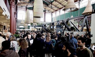 Ieri a Firenze, vernice notturna per il Mercato Centrale a San Lorenzo e il suo nuovo primo piano, tutto botteghe, bontà e passione a 360° perché non manca, visto dove si trova, uno spazio dedicato alla Fiorentina e ai campioni del calcio viola. Questa foto è stata però scattata prima, il giorno 16 aprile quando la piazza è stata aperta, in via speciale, alla stampa perché potesse farsi un'idea dal vivo di un progetto bello e goloso, che da oggi è aperto al pubblico sette giorni su sette, dalle 10 del mattino a mezzanotte. I lavori, iniziati il 5 dicembre scorso, sono durati meno di cinque mesi, un record per l'Italia, e sono stati curati dallo studio Archea sotto la guida dell’architetto Marco Casamonti