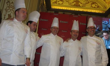 I cinque chef superfesteggiati al Circolo della Stampa di Milano alla presentazione dell'edizione numero 57 della Guida Michelin. Da sinistra verso destra, Andrea Migliaccio, Massimo Mantarro, Antonio Mellino, Oliver Glowig e Massimo Bottura, 11 stelle in 5.