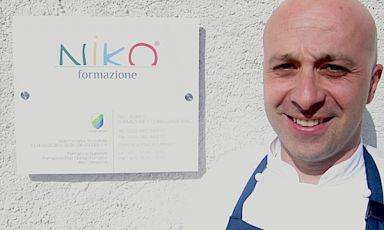Niko Romito davanti alla targa all'ingresso delle sale didattiche del Centro di Alta Formazione Gastronomica all'interno di Casadonna, la nuova struttura ristorativa che ha spinto i Romito a trasferirsi da Rivisondoli a Castel di Sangro, rimanendo in provincia di L'Aquila, info al numero di telefono +39.0864.69382
