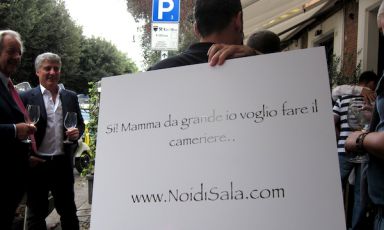 In tanti si sono fatti fotografare ieri al Settembrini Cafè, in via Luigi Settembrini a Roma, telefono +39.06.3232617, con in bella evidenza, anche sulla schiena, il cartello-emblema del debutto dell'associazione Noi di Sala che riunisce maître e sommelier: "Sì Mamma, da grande io voglio fare il cameriere", una grande, simpatica e intelligente provocazione per rilanciare una figura fondamentale nella ristorazione