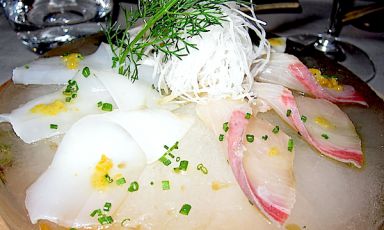 Uno dei cavalli di battaglia dello chef Gustavo Young al Finger's Garden, del patron Roberto Okabe, in via Keplero a Milano: il Carpaccio di seppia, butterfish, salmone e ricciola al pesto di buccia di mandarino brasiliano (yuzu) su piatto di ghiaccio