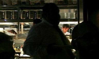 La macchina fotografica, al momento dello scatto, martedì sera durante la cena di gala da Baffo all'interno di Eataly Chicago, ha sorpreso un Davide Oldani tutto giustamente concentrato nella rifinitura del suo Zafferano e Riso alla Milanese D'O "Expo 2015"
