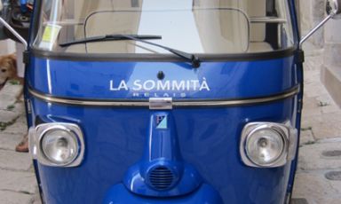 L'Ape car del Relais La Sommità, mezzo utilissimo per raggiungere la "vetta" della città vecchia di Ostuni, +39.0831.305925 per prenotare stanza e tavolo
