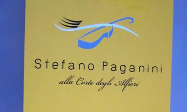 Sul retro del Castello di Magliano Alfieri nel Roero in Piemonte l'ingresso del ristorante di Stefano Paganini, chimato Alla corte degli Alfieri, telefono +39.0173.66244