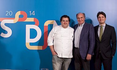 Giuseppe Pagano, il padrone di casa dell'edizione 2014 delle Strade della Mozzarella, lezioni e degustazioni svoltesi all'interno del Savoy Beach Hotel. Pagano è ritratto stretto tra lo chef Gennaro Esposito e suo figlio Salvatore. La foto è di Francesca Massa