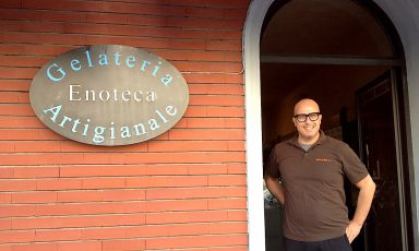 Paolo Brunelli sulla porta di ingresso della sua enocioccogelateria nel centro storico di Agugliano in provincia di Ancona. Facilissima da trovare: basta puntare sulla locanda di famiglia, il Belvedere, in piazza Vittorio Emanuele, telefono +39.071.907190