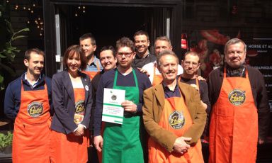 Non poteva mancare la foto ricordo della giuria del primo Concours du meilleur pesto de Paris, scattata davanti all’ingresso de Le Purgatoire al 54 di rue de Paradis. Da sinistra verso destra, in prima fila: Benedetto Chierici di Qualitalia, il motore di tutto Alessandra Pierini, il vincitore Gianluca De Simone, unico con il grembiule verde, Sergio Di Paolo dell’Associazione dei Palatifini, Stefano Palombari di L’Italie à Paris (con gli occhiali) e infine il critico Périco Légasse. In seconda fila, sempre da sinistra, ecco il vulcanico Filippo Giarolo, il pasticciere Benoit Castel, lo chef Maurizio Pinto e, seminascosto, il padrone di casa Alain Cirelli. Paolo Marchi era al di qua dell’obiettivo
