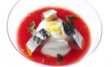 Domenica 16 giugno, torna al Dopolavoro Bicocca di via Chiese a Milano Identit&agrave; Rubitt, una maratona dalle 12 alle 21.30 con i piccoli piatti di grande cucina di&nbsp;Cesare Battisti e Alice Delcourt,&nbsp;Paolo Casanova, Manuel e Christian Costardi, Beniamino Nespor ed Eugenio Roncoroni, Viviana Varese, Matteo Vigotti,&nbsp;Andrea Besuschio&nbsp;e Giovanni Giberti.&nbsp;Biglietto d'ingresso, 25 euro (20 euro se acquistato qui). Nella foto di Francesca Brambilla e Serena Serrani, uno dei duei rubitt di Viviana Varese:&nbsp;Passatina di pomodoro con ricotta e sgombri
