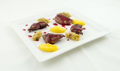 La Pernice rossa caramellata all'aceto di frutti di bosco con verza e polenta di Luigi Dariz, chef del ristorante Da Aurelio, oltre 2mila metri di quota a Colle Santa Lucia (Belluno). E' il teatro di una cena di Identità Cortina, sabato 12 prossimo. 80 euro a testa, prenotazioni +39.0437.720118