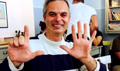 Pietro Leemann, chef e patron del ristorante Joia, alta cucina naturale a Milano, mentre annuncia, aiutandosi con le mani, che il locale a fortissima vocazione vegetariana e vegana, ha appena compiuto 25 anni. L'italo-svizzero, madre valtellinese e padre ticinese, lo aprì in via Panfilo Castaldi 18, telefono +39.02.29522124, il 16 settembre del 1989. L'ultimo intervento sulla struttura l'agosto scorso